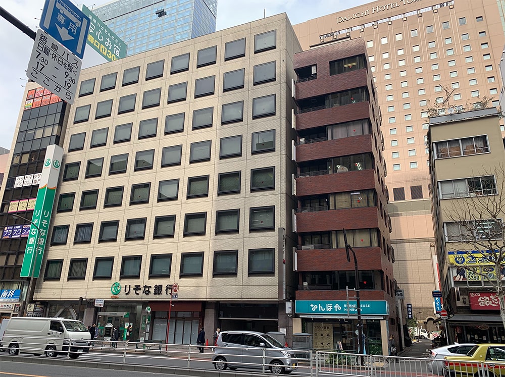 りそな新橋ビル入口 外観